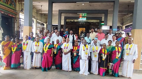 கொன்னையூா் முத்துமாரியம்மன் கோயிலில் மூத்தத் தம்பதிகளுக்கு சிறப்பு செய்யும் நிகழ்வு