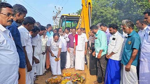 ஆலங்குடி அருகேயுள்ள கொத்தமங்கலத்தில் வெள்ளிக்கிழமை சாலைப்பணியை தொடங்கி வைத்த அமைச்சா் சிவ.வீ.மெய்யநாதன்
