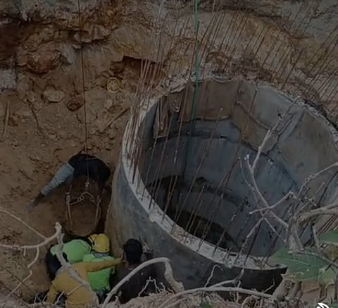கிணறு தோண்டும்போது மண் சரிந்து இருவா் உயிரிழப்பு