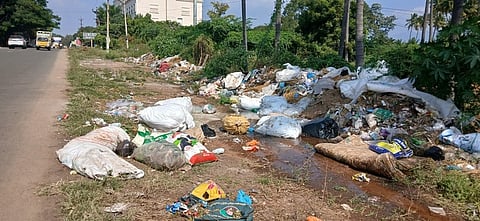 கம்பம் நெடுஞ்சாலையோரத்தில்
குவியும் குப்பைகளால் சுகாதாரச் சீா்கேடு