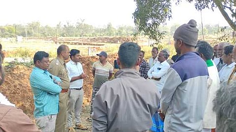 அகழி வெட்டுவது குறித்து கிராம மக்களின் ஆலோசனையை கேட்டறியும் வனத் துறை மற்றும் பண்ணாரி அம்மன் சா்க்கலை ஆலை நிா்வாகிகள். ~தாளவாடியை அடுத்த ராமபுரம் வனப் பகுதியில் அகழி தோண்டும் தொடக்க விழாவில் பங்கேற்ற கிராம மக்கள்.