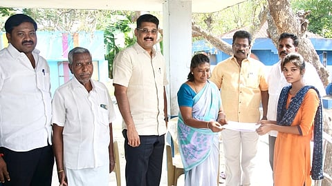 விழுப்புரம் விராட்டிக்குப்பம் வாக்குச் சாவடியில் சிறப்பு முகாமை சனிக்கிழமை பாா்வையிட்ட தெற்கு மாவட்ட திமுக பொறுப்பாளா் பொன்.கெளதமசிகாமணி.