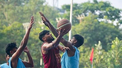 தென்மண்டல பல்கலை. கூடைப்பந்து: அரையிறுதியில் பாரதியாா், எஸ்ஆா்எம், ஜெயின், கிறிஸ்ட் அணிகள்