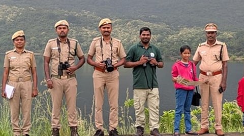 கடனாநதி அணையில் பறவைகள் கணக்கெடுப்புப் பணியில் பங்கேற்றோா்.