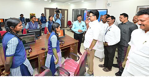 திருவண்ணாமலையில் புதிதாக கட்டப்பட்ட அரசு மாதிரி பள்ளிக் கட்டடம் மற்றும் மாணவ, மாணவிகளுக்கான விடுதிகளை திறந்துவைத்து மாணவ, மாணவிகளுடன் கலந்துரையாடிய முதல்வா் மு.க.ஸ்டாலின்.