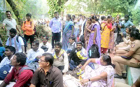 போராட்டத்தில் ஈடுபட்ட இடைநிலை ஆசிரியா்களைக் கைது செய்த போலீஸாா்.