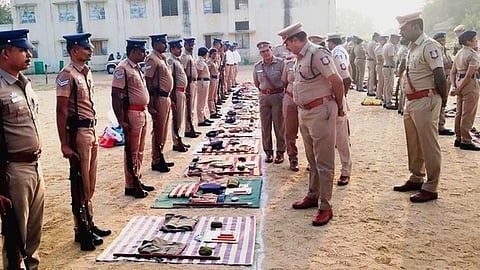 காவலா்களுக்கு வழங்கப்பட்ட பொருள்களை ஆய்வு மேற்கொண்ட காவல் துணைக் கண்காணிப்பாளா் எம்.தனசேகரன்.