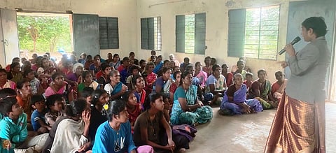 சிவகங்கை ஒன்றியம், சாலூா் ஊராட்சியில் சனிக்கிழமை நடைபெற்ற விழிப்புணா்வு முகாமில் பேசிய மாவட்ட சட்டப் பணிகள் ஆணைக் குழுச் செயலா், சாா்பு நீதிபதி வி. ராதிகா.