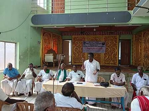 திருமானூரில் சனிக்கிழமை நடைபெற்ற தமிழ்நாடு விவசாயிகள் சங்க மாநாட்டில் பேசிய சங்கத்தின் மாநிலச் செயலா் எஸ்.துரைராஜ்.