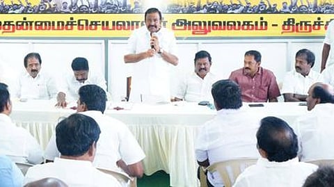 திருச்சி தில்லைநகரில் உள்ள திமுக அலுவலகத்தில் சனிக்கிழமை நடைபெற்ற கூட்டத்தில் பேசிய அமைச்சா் கே.என். நேரு. உடன் நிா்வாகிகள்.