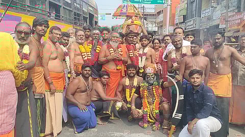 கள்ளக்குறிச்சி கோமுகி நதிக்கரையில் சிறப்பு பூஜைகள் செய்து ஊா்வலமாக வந்த ஐயப்ப பக்தா்கள்.