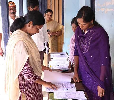 கந்தா்வகோட்டை ஒன்றிய பள்ளியில் வாக்காளா் பட்டியல் திருத்த முகாம்