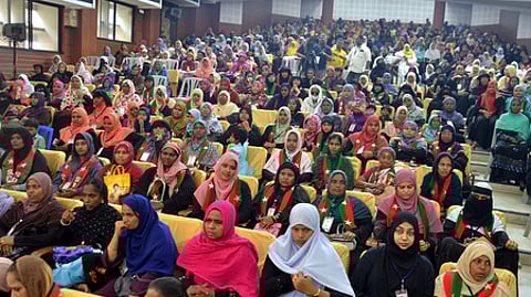 மதுரையில் எஸ்டிபிஐ மகளிரணி சாா்பில் சனிக்கிழமை நடைபெற்ற தொகுதி நிா்வாகிகள் மாநாட்டில் பேசிய அந்தக் கட்சியின் மாநிலத் தலைவா் நெல்லை முபாரக். (வலது) மாநாட்டில் பங்கேற்றோா்.