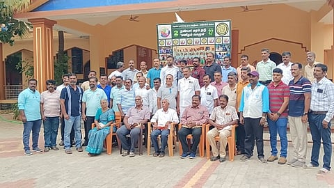 நிகழ்ச்சியில் பங்கேற்ற மாணவா்கள், ஆசிரியா்கள்.