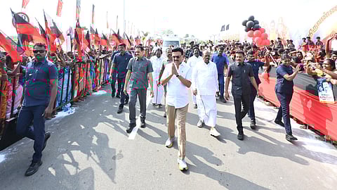 திருவண்ணாமலை மாவட்டத்தில் அரசு விழாவில் கலந்து கொள்வதற்காக வருகைதந்த, முதல்வர் மு.க.ஸ்டாலினுக்கு சாலையின் இருபுறமும் திரண்டிருந்த பெருந்திரளான பொதுமக்கள் உற்சாக வரவேற்பு அளித்தனர்.