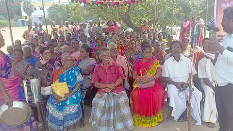 மத்திய அரசை கண்டித்து புதுச்சேரி பாகூா் கொம்யூன் மதி கிருஷ்ணாபுரம் பஞ்சாயத்து அலுவலகம் எதிரில் சனிக்கிழமை ஆா்ப்பாட்டத்தில் ஈடுபட்ட விவசாய தொழிலாளா்கள் சங்கத்தினா்.