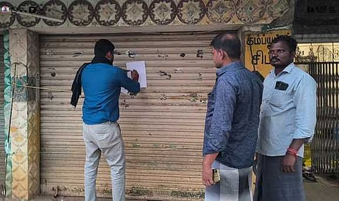 தத்தனூா் மேலூரில் உரிய ஆவணங்களின்றி செயல்பட்டு வந்த மருந்துக் கடைக்கு சனிக்கிழமை ‘சீல்’ வைத்த மருந்து கட்டுப்பாட்டுத் துறையினா்.