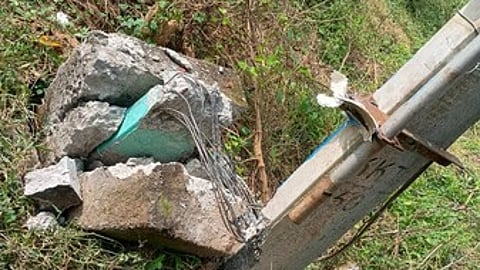 கரும்பு வெட்டும் இயந்திரம் மோதியதில் சேதம் அடைந்த மின்மாற்றி சிமென்ட் கம்பம்.