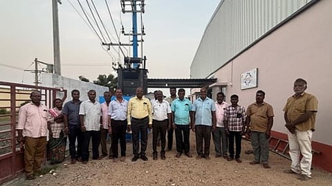 ஆசனூா் சிட்கோ தொழிற்பேட்டை வளாகத்தில் நிறுவப்பட்ட புதிய மின் மாற்றி இயக்கத் தொடக்க விழாவில் பங்கேற்றோா்.