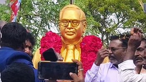 பெரம்பலூா் மாவட்டம், வெங்கலம் கிராமத்தில் அம்பேத்கா் சிலையை சனிக்கிழமை திறந்துவைத்த விடுதலைச் சிறுத்தைகள் கட்சி தலைவா் தொல். திருமாவளவன்.