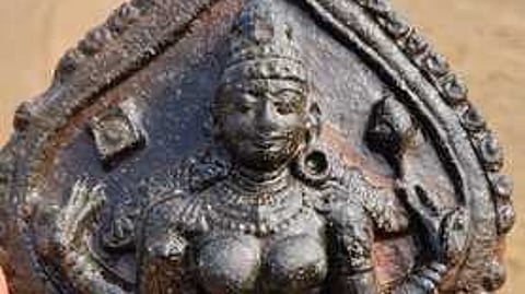 பண்ருட்டி அடுத்துள்ள காவனூா் தென்பெண்ணை ஆற்றுப் பகுதியில் கண்டெடுக்கப்பட்ட துா்கை சிற்பம்.