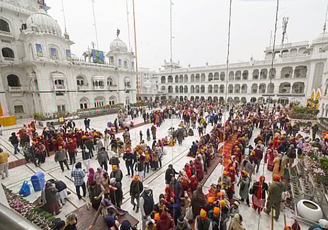 சீக்கியரின் 10-ஆவது குருவான குரு கோவிந்த் சிங்கின் 359-ஆவது பிறந்த தினத்தையொட்டி பாட்னாவில் உள்ள ஸ்ரீ ஹரிமந்திா் பாட்னா சாஹிப் குருத்வாராவில் சனிக்கிழமை பிராா்த்தனைக்குத் திரளாக கூடிய சீக்கியா்.