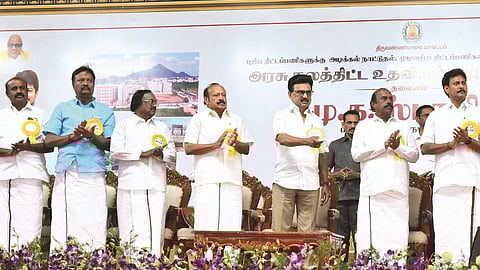 திருவண்ணாமலை: கலசப்பாக்கத்தில் கருணாநிதியின் திருவுருவச்சிலையை திறந்துவைத்தார் முதல்வர் ஸ்டாலின்!