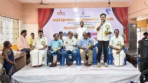 செஞ்சியில் நடைபெற்ற சா்வதேச மாற்றுத்திறனாளிகள் தின விழாவில் பேசிய பேரூராட்சி மன்றத் தலைவா் மொக்தியாா் அலி மஸ்தான்.