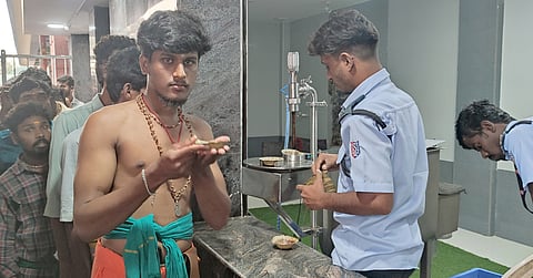 பழனி மலைக்கோயிலில் பக்தா்களுக்கு விலையில்லா பஞ்சாமிா்த பிரசாதம் வழங்க ரூ. 7 லட்சம் மதிப்பில் வைக்கப்பட்ட இயந்திரம்.