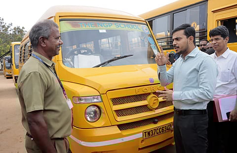 கோவை, பி.ஆா்.எஸ். மைதானத்தில் தனியாா் பள்ளி வாகனங்களை
ஆய்வு செய்த மாவட்ட ஆட்சியா் பவன்குமாா் க.கிரியப்பனவா். உடன், வட்டாரப் போக்குவரத்து அலுவலா் விஸ்வநாதன் உள்ளிட்டோா்.