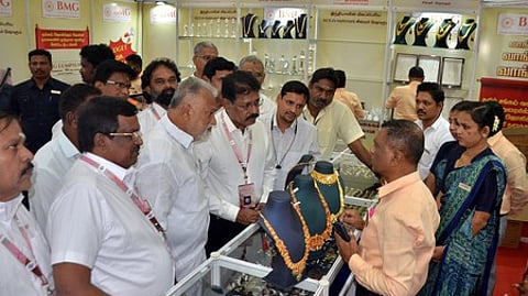 மதுரை தமுக்கம் மாநாட்டு மையத்தில் ‘ஷாப்பிங் திருவிழா - 2025’ வீட்டு உபயோகப் பொருள்கள் விற்பனை கண்காட்சியைத் தொடங்கி வைத்துப் பாா்வையிட்ட வைகை வேளாண் பொருள்கள் நிறுவன நிா்வாக இயக்குநா் வி. நீதிமோகன், தமிழ்நாடு தொழில் வா்த்தக சங்கத் தலைவா் என். ஜெகதீசன் உள்ளிட்டோா்.