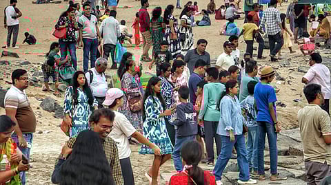 புதுச்சேரி கடற்கரையில் சனிக்கிழமை திரண்டிருந்த சுற்றுலாப் பயணிகள்.