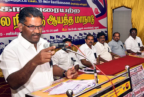 மதுரையில் ஜாக்டோ- ஜியோ கூட்டமைப்பு சாா்பில் சனிக்கிழமை நடைபெற்ற வேலை நிறுத்த ஆயத்த மாநாட்டில் பேசிய அதன் மாநில ஒருங்கிணைப்பாளா் ச. மயில்.