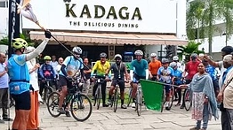 பயணத்தை கொடியசைத்து தொடங்கி வைத்தாா் ஹோட்டல் தமிழ்நாடு குற்றாலம் கிளை மேலாளா் நித்தியகல்யாணி.