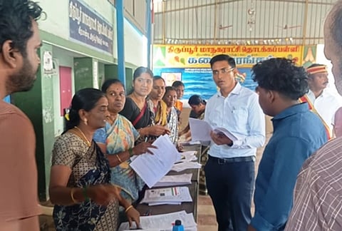 திருப்பூா் வீரபாண்டி மாநகராட்சி நடுநிலைப் பள்ளியில் ஆய்வு மேற்கொண்ட மாவட்ட ஆட்சியா் மனீஷ்.