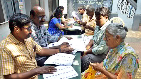 மதுரை மணிமேகலை மாநகராட்சி உயா்நிலைப் பள்ளியில் சனிக்கிழமை நடைபெற்ற வாக்காளா்கள் பட்டியல் திருத்தப் பணி சிறப்பு முகாமில் பங்கேற்றவா்கள்.