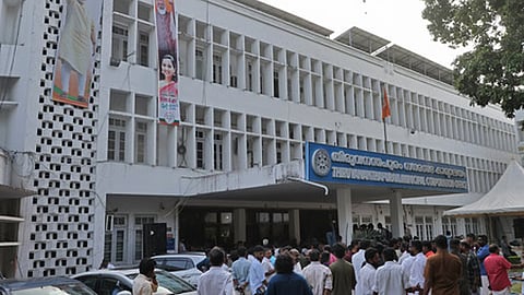 திருவனந்தபுரத்தில் அலுவலக கட்டடம் யாருக்கு? மாா்க்சிஸ்ட் எம்எல்ஏ - பாஜக கவுன்சிலா் மோதல்!