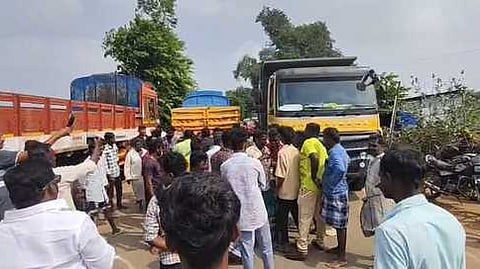 ஆலங்குடி அருகே ஞாயிற்றுக்கிழமை சாலை மறியலில் ஈடுபட்ட உயிரிழந்தவரின் உறவினா்கள்.