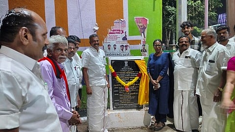 உயா் கோபுர மின்விளக்குளை பயன்பாட்டிற்குத் திறந்து வைத்த ராணி ஸ்ரீகுமாா் எம்.பி., திமுக மாவட்ட பொறுப்பாளா் வே. ஜெயபாலன்.