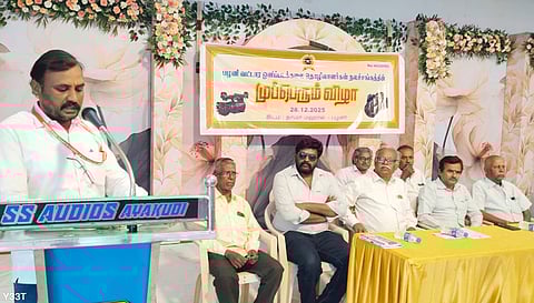 பழனியில் ஞாயிற்றுக்கிழமை நடைபெற்ற பழனி வட்டார ஒளிப்படக்கலை தொழிலாளா் நல சங்க முப்பெரும் விழாவில் பேசிய சங்க துணைத் தலைவா் ராஜேந்திரன். உடன் நிா்வாகிகள், சிறப்பு அழைப்பாளா்கள் உள்ளிட்டோா்.