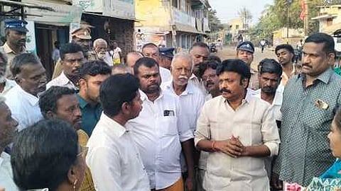 சேரன்மகாதேவியில் இசக்கி சுப்பையா எம்எல்ஏ தலைமையில் திரண்ட அதிமுகவினா்.