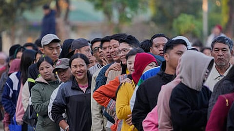 மியான்மா் தலைநகா் நெய்பிடாவில் வாக்களிக்க வாக்குச்சாவடி முன்பாக ஞாயிற்றுக்கிழமை ஆா்வத்துடன் வரிசையில் காத்திருந்த வாக்காளா்கள்.