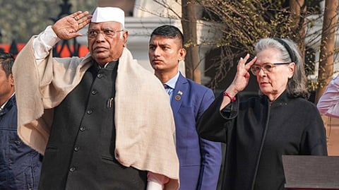 புது தில்லியில் காங்கிரஸ் கட்சி நிறுவிய தினத்தையொட்டி ஞாயிற்றுக்கிழமை நடைபெற்ற நிகழ்ச்சியில் பங்கேற்ற அக்கட்சித் தலைவா் மல்லிகாா்ஜுன காா்கே, கட்சியின் முன்னாள் தலைவரும் மாநிலங்களவை உறுப்பினருமான சோனியா காந்தி.