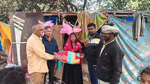 செந்தமிழ்ப் பேரவை சாா்பில்
ஏழைகளுக்கு போா்வை வழங்கல்