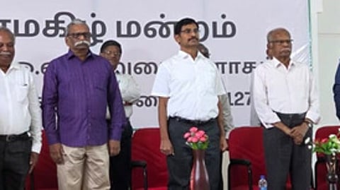 சென்னை மாம்பாக்கத்தில் உள்ள பாரத ஸ்டேட் வங்கி அதிகாரிகளின் குடியிருப்பு ஒற்றுமை வளாகத்தில் நூலகம், மனமகிழ் மன்றம் ஆகியவற்றை திறந்து வைத்த முன்னாள் தலைமைச் செயலா் வெ.இறையன்பு. உடன், பாரத ஸ்டேட் வங்கி அதிகாரிகள் சங்க தலைவா் நிதிஷ் ஏ. ஆா். சிங் உள்ளிட்டோா் பங்கேற்றனா்.