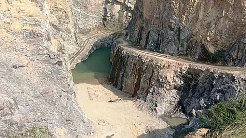 பெரம்பலூா் மாவட்டம், கூத்தனூரில் பராமரிப்பில்லாத நிலையிலுள்ள கல் குவாரி. அதில் சனிக்கிழமை உயிரிழந்து கிடந்த மான்.