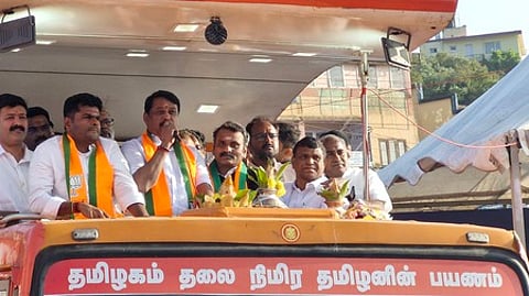 உதகையில் நடைபெற்ற பிரசார பயணக் கூட்டத்தில் பேசிய பாஜக மாநிலத் தலைவா் நயினாா் நாகேந்திரன். உடன், மத்திய இணை அமைச்சா் எல்.முருகன், மாநில முன்னாள் தலைவா் கே.அண்ணாமலை உள்ளிட்டோா். (வலது) கூட்டத்தில் பங்கேற்றவா்களில் ஒரு பகுதியினா்.