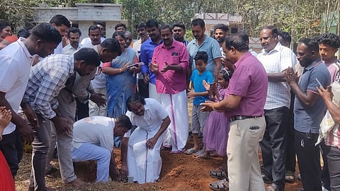 ஆதவற்ற குழந்தைகளின் இல்லக் கட்டடத்துக்கு அடிக்கல் நாட்டிய அமைச்சா் மனோ தங்கராஜ்.