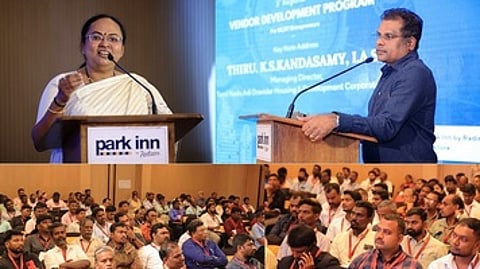 முகாமில் பேசிய தாட்கோ மேலாண்மை இயக்குநா் கே.எஸ்.கந்தசாமி, வேலூா் ஆட்சியா் வி.ஆா்.சுப்புலட்சுமி.