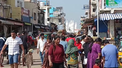 வேளாங்கண்ணி பேராலய கடைவீதியில் திரண்ட சுற்றுலாப் பயணிகள்.